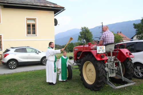 Heuer bei der Fahrzeugsegnung dabei: ein Traktor – Baujahr 1958! (Foto: Renate Ebner).