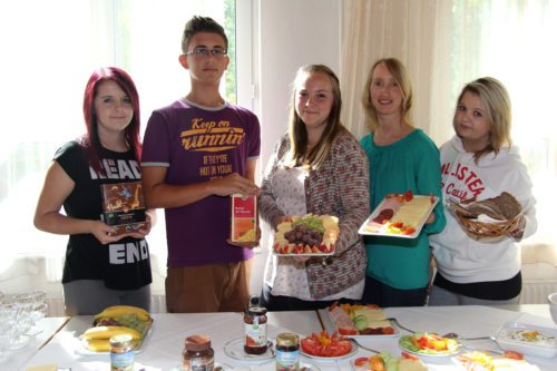 Laura Widmann, Fabian Frank, Selina Wagenleitner, Welthaus-Referentin Stefanie Ruttnig, Tanja Mikl (© Foto: CHS Villach)