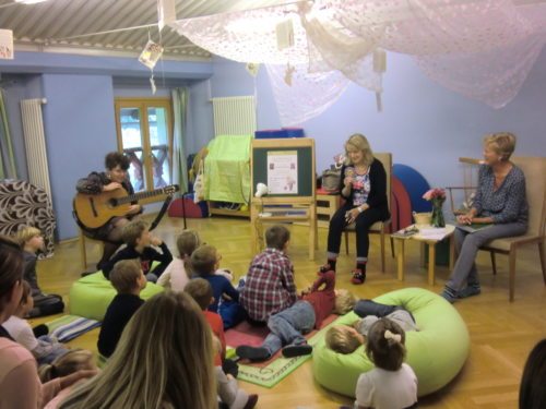 Vorlesepatinnen mit den Kinderbn (© Foto: Maier Silke)