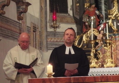 Herren Pfarrer Gfrerer und Isensee (© Foto: Sabine Zehentner)