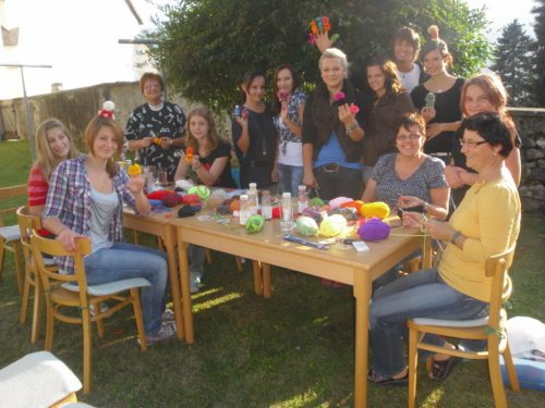 Große Strickrunde im Pfarrgarten (© Foto: Sabine Zehentner)