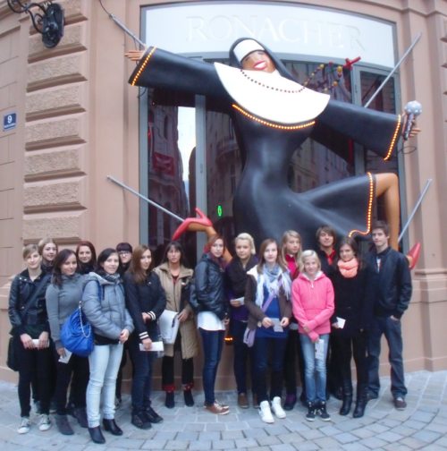 Jugendgruppe Weißenstein vor dem Ronacher Theater in Wien (© Foto: Sabine Zehentner)