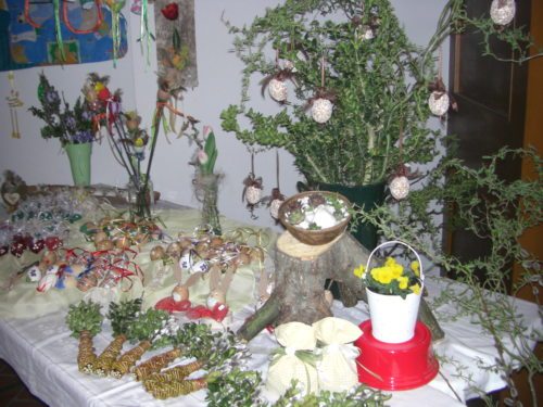 Einige der vielen Angebote vom Osterbasar 2011 (© Foto: Frauenrunde Klagenfurt-Don Bosco)