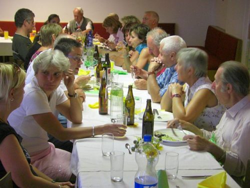 MitarbeiterInnen in anregenden Gesprächen (© Foto: Kath. Gemeindezentrum Klagenfurt-Don Bosco)
