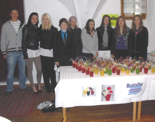 Jugendgruppe mit Mocktailbar bei der Firmung in Weißenstein (© Foto: Sabine Zehentner)