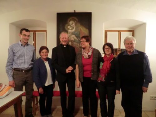 Foto v.l.n.r.: Josef Walker, Ruth Kronabetter, GV Engelbert Guggenberger, Renate Eineter, Maria Wastian, Pfarrer Hans Peter Blümel (© Foto: Sommer)