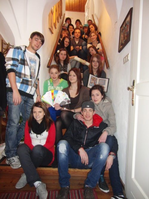 Jugend- und Firmgruppe arbeitet gemeinsam mit der Bibel (© Foto: Sabine Zehentner) Jugend- und Firmgruppe arbeitet gemeinsam mit der Bibel (© Foto: Sabine Zehentner)