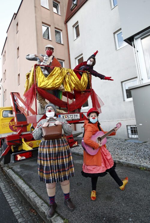 Bildunterschrift (BildrechtDie Rote Nasen Clowndoctors zu Besuch vor dem Franziskusheim. Foto: Eggenbergere sind zwingend anzugeben!)