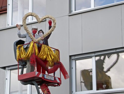 Theaterbühne in luftiger Höhe. Aloisia und Guido kennen keine Höhenangst. Foto: Eggenberger Theaterbühne in luftiger Höhe. Aloisia und Guido kennen keine Höhenangst. Foto: Eggenberger