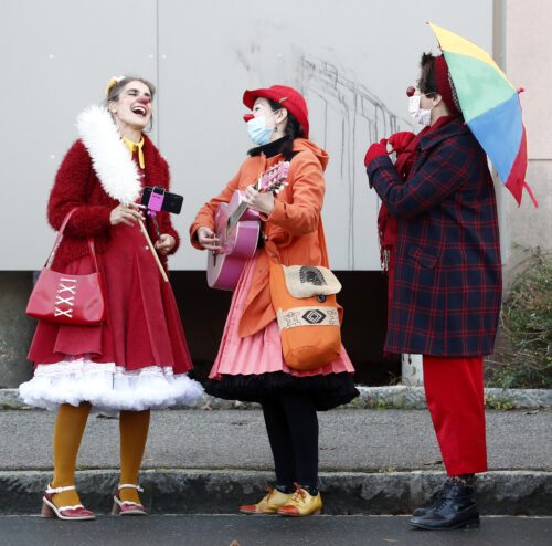 „Karneval in Rio“: Zur Begrüßung ein Ständchen von Rita, Carmencita und Dusa. Foto: Eggenberger