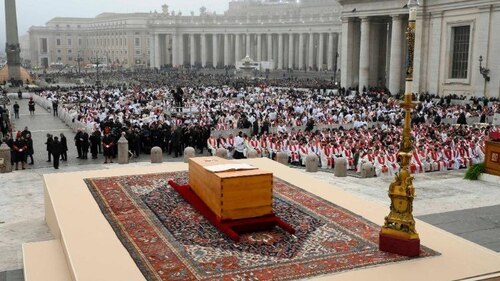 Heilige Messe für den verstorbenen emeritierten Papst Benedikt XVI. auf dem Petersplatz in Rom (Vatican Media) Heilige Messe für den verstorbenen emeritierten Papst Benedikt XVI. auf dem Petersplatz in Rom (Vatican Media)