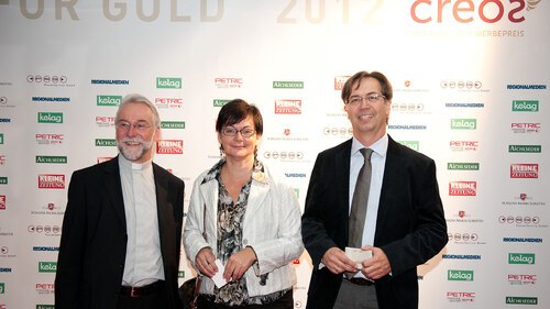 Bei der CREOS-Preisverleihung für die Diözesanwebsite im Jahr 2012: Hildegard Tschuitz mit dem damaligen Website-Herausgeber Josef Marketz (li.) und Internet-Chefredakteur Karl-Heinz Kronawetter (re.)