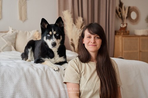 Daniela Ranftler mit der angehenden Therapiebegleithündin Riley (Foto: Sabine Fallend)