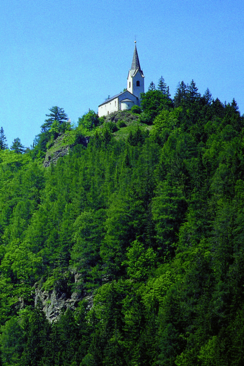 In der Mitte des Mölltales thront die Filialkirche der Pfarre Kolbnitz, die dem heiligen Georg geweihte Kirche am Danielsberg (© Foto: Assam/Pressestelle; (entnommen aus der Broschüre “Heilige Berge in Kärnten, Slowenien und Friaul“ der Pressestelle der Diözese))