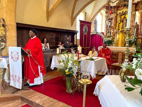Dankesworte von Pfarrprovisor Dr. Charles Ogbunambala<br />
Foto: Günter Egger Dankesworte von Pfarrprovisor Dr. Charles Ogbunambala<br />
Foto: Günter Egger