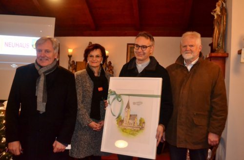 Pfarrvorsteher Mag. Michael Golavčnik wird das Geschenk der Gemeinde Neuhaus überreicht (Foto: OStR. Mag. Karl Pölz) Pfarrvorsteher Mag. Michael Golavčnik wird das Geschenk der Gemeinde Neuhaus überreicht (Foto: OStR. Mag. Karl Pölz)