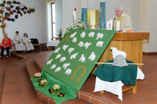 Das selbst angefertigte Bild zur Erstkommunion mit den 21 Schafen (© Foto: Sabine Fritz) Das selbst angefertigte Bild zur Erstkommunion mit den 21 Schafen (© Foto: Sabine Fritz)