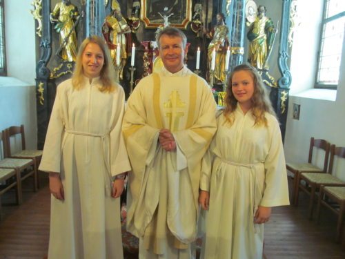 Pfarrer Dechant Zoltán Papp mit Ministrantinnen Klara Kuchling und Carina Smeritschnig; Bild: Smeritschnig Klaus