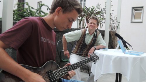 Der junge Klagenfurter Gitarrist Sebastian Kokesch und der Priester und Autor Peter Deibler (© Foto: KH Kronawetter / Internetredaktion)