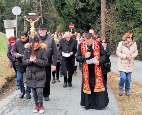 Kreuzweg-Andacht – Gebet bei und zwischen den einzelen Stationen. (Bild: Sonja Kucher)