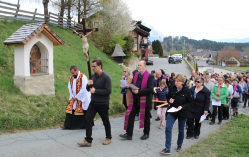 Dekanatskreuzweg in St. Stefan: Gläubige aus dem Dekanat beten gemeinsam in der Fastenzeit. (Bild: PSt).