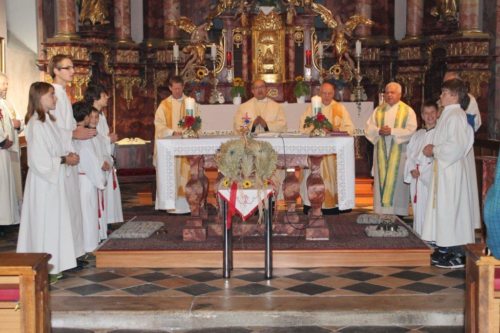 Feierlicher Gottesdienst in der Pfarrkirche Maria Hilf in Ebenthal. (© Foto: Siegmund Weitlaner)