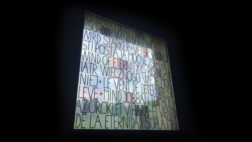 Johanes Zechner gestaltete ein Fenster der Autobahnkirche mit einem Zitat von Biaggio Marin (Foto: KH Kronawetter)