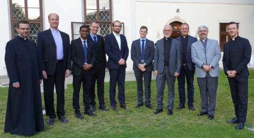 vlnr.: Piotr Karas, Diakon Robert Thaler, Ajayan Joseph, Michael Rossian, Lukas Krobath, Paul Biber, Bischof Josef Marketz, Dechant Martin Edlinger, Spiritual Thomas Neulinger SJ, Regens Thorsten Schreiber (Priesterseminar)