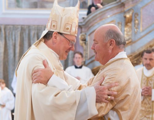 Bsichof Dr. A. Schwarz mit G. Riepl (© Foto: Neumküller)