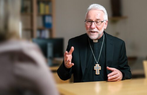 Bischof Josef Marketz im Gespräch (Foto: Pressestelle der Diözese Gurk / Gollner)
