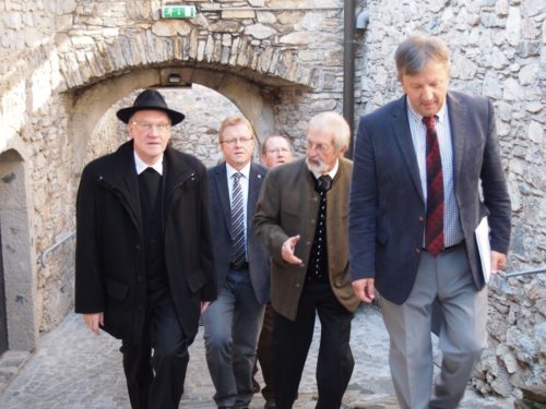 Der Bischof im Gespräch mit Vizebürgermeister Ing. Reinhard Antolitsch, dem Obmann des Revitalisierungsvereines Bernhard Wolfsgruber und Bürgermeister Erich Kessler (© Foto: alle Bilder Gernot Obermoser)