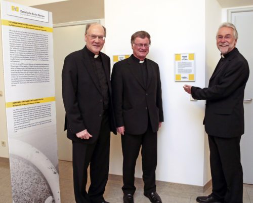 Die Bischöfe Schwarz und Scheuer mit Seelsorgeamtsdirektor Marketz vor einem der sechs Säle, die nach Kärntner Priester-Märtyrern während der NS-Zeit benannt sind  (© Foto: Pressestelle/Eggenberger)