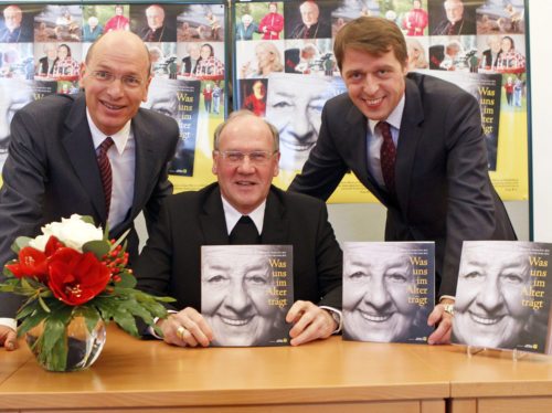 Bischof Schwarz, Vorstandsdirektor Messner und Pressesprecher Kapeller präsentieren das Jahrbuch 2012 der Diözese Gurk. (© Foto: Pressestelle/Eggenberger)