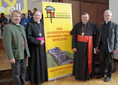 Der damalige Caritas-Direktor Josef Marketz und Kurt Haber (li.) bei der Feier des 10-Jahr-Jubiläums der Diözesanpartnerschaft in Sarajewo. (Foto: Pressestelle) Der damalige Caritas-Direktor Josef Marketz und Kurt Haber (li.) bei der Feier des 10-Jahr-Jubiläums der Diözesanpartnerschaft in Sarajewo. (Foto: Pressestelle)