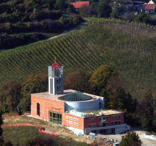 Die neu erbaute Kirche in der Pfarre Maribor-Košaki / Nava cerkev blaženega škofa A.M. Slomšek v župniji Maribor-Košaki (© Foto: Foto Pfarre/fara Košaki)