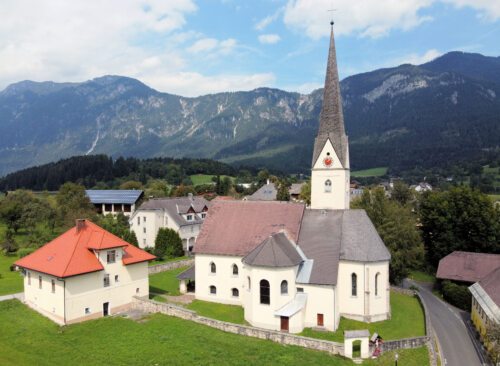 Ortszentrum St. Stefan: mit Pfarrkirche und Pfarrhof (links). (Foto: Michael Sternig, MA).