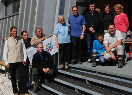 hinten: Norman Tendis, Muhamed Mehmedovic, Karl Pallasmann, Sr. Andreas, Pater Irenäus, Nermin Haman, Marianna Stella, Fr.Stella/ vorne: Frank Zechner, Samuel und Ernst Sandriesser (© Foto: Joachim Gfreiner)
