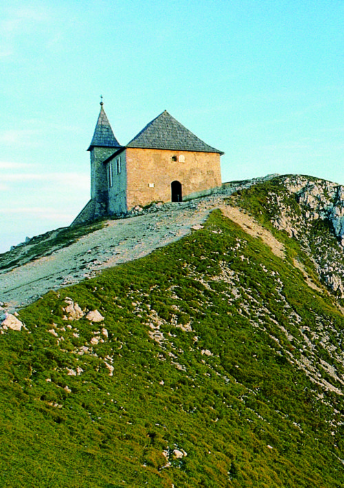 Die deutsche Kapelle “Hl. Maria am heiligen Stein“ am Dobratsch (© Foto: assam/pressestelle; entnommen der Broschüre “heilige Berge“ der Pressestelle)