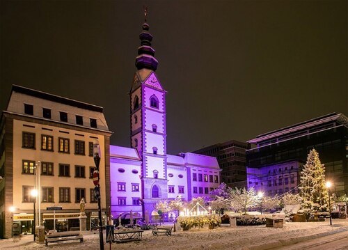 Škof Marketz na sveti večer točno opolnoči obhaja polnočnico v celovški stolnici. slika: mestna pastorala
