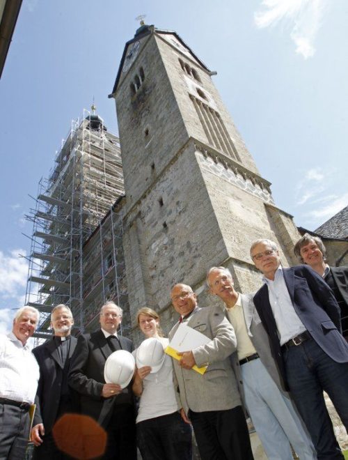 Im Bild, v. l. n. r.: Brachmaier, Donko, Bischof Schwarz, Unterberger, BGM Schmidt, Hubmann, Breitfuss, Mahlknecht (© Foto: Eggenberger/ Pressestelle)