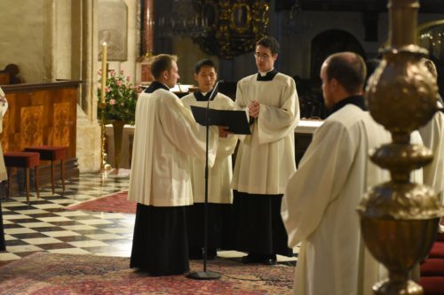 Anton Nguyen und Roman Kriebernegg legten das Glaubensbekenntnis ab. (© Foto: Christian Brunnthaler / Dompfarre Graz)