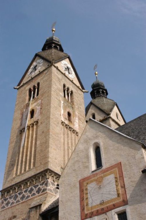Blick auf die mächtigen Türme (© Foto: Pfarre) Blick auf die mächtigen Türme (© Foto: Pfarre)