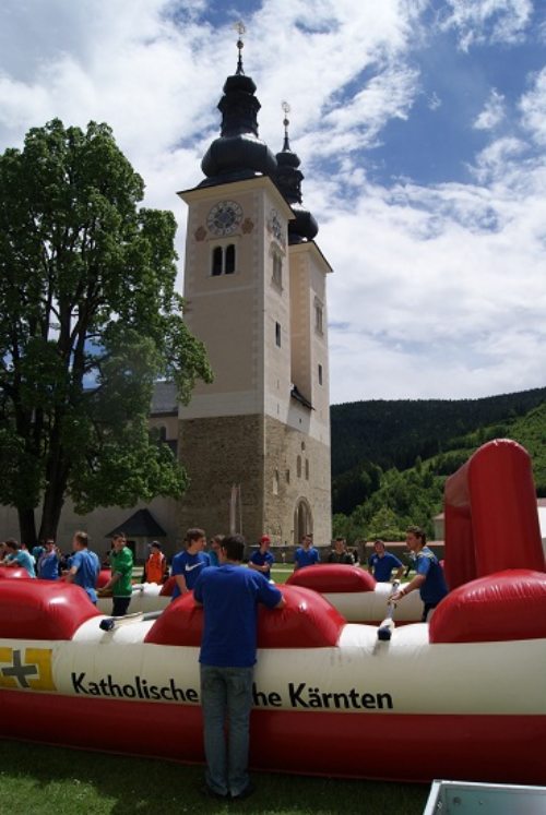 Bewegung und Spaß im Stiftshof (© Foto: Schulamt)