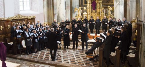 Der einzigartige Charakter von Ostern kommt auch in der feierlichen kirchenmusikalischen Gestaltung der Gottesdienste zum Ausdruck (im Bild: Domkantorei, Domchor und Domschola Klagenfurt, Passionskonzert 2019, KlagenfurtDom). Foto: KHKronawetter