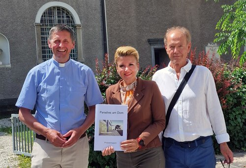 Präsentieren das “Paradies am Dom“: Dompfarrer Allmaier, Stadträtin Wassermann, Projektleiter Oberndorfer (v.l.); Foto: Diözesan-Pressestelle Präsentieren das “Paradies am Dom“: Dompfarrer Allmaier, Stadträtin Wassermann, Projektleiter Oberndorfer (v.l.); Foto: Diözesan-Pressestelle