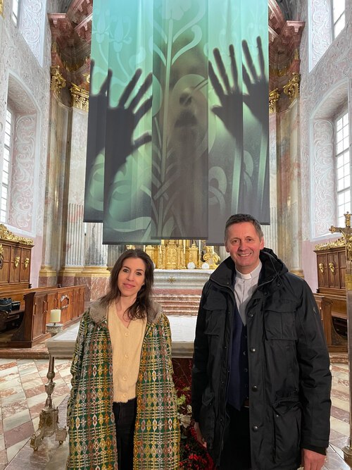 Dompfarrer Allmaier und Künstlerin Petrič vor der Installation “ORAKEL“; Foto: Dompfarre