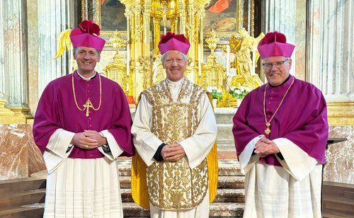 Dompropst Guggenberger mit Domdekan Allmaier (l.) und Pönitentiar Ibounig (r.); Foto: Iris Binder