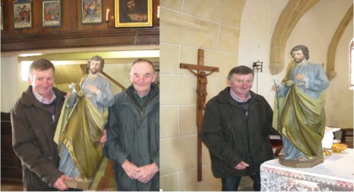 Die beiden Kirchenkämmerer Konrad Schranzer und Johann Nepraunig besorgen die Überstellung der Statue des hl. Josef (© Foto: Pfarrer Wornik)