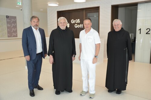 Mit Prim. Priv. Doz. Dr. Gerd Köhler (3.v.l.) übernimmt ein erfahrener Internist und Diabetologe die Leitung der Abteilung für Innere Medizin am Elisabethinen-Krankenhaus Klagenfurt. Gemeinsam mit v.l.n.r.: GF Mag. Michael Steiner, MAS, Provinzial Rudolf Knopp, OH und AR-Vorsitzender Frater Paulus Kohler, OH, wurde der neue Abteilungsleiter offiziell willkommen geheißen. (Bild © EKH)
