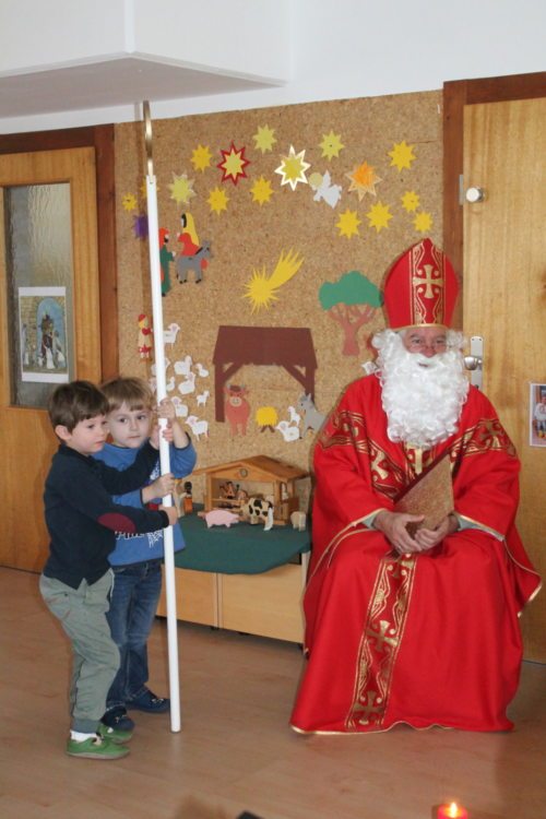 Joel und Elias mit dem Nikolaus (© Foto: Biethan Carmen)